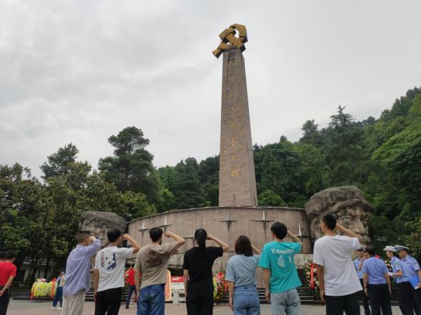 隨後,院研究生黨總支全體黨員到遵義市紅軍山烈士陵園開展革命教育